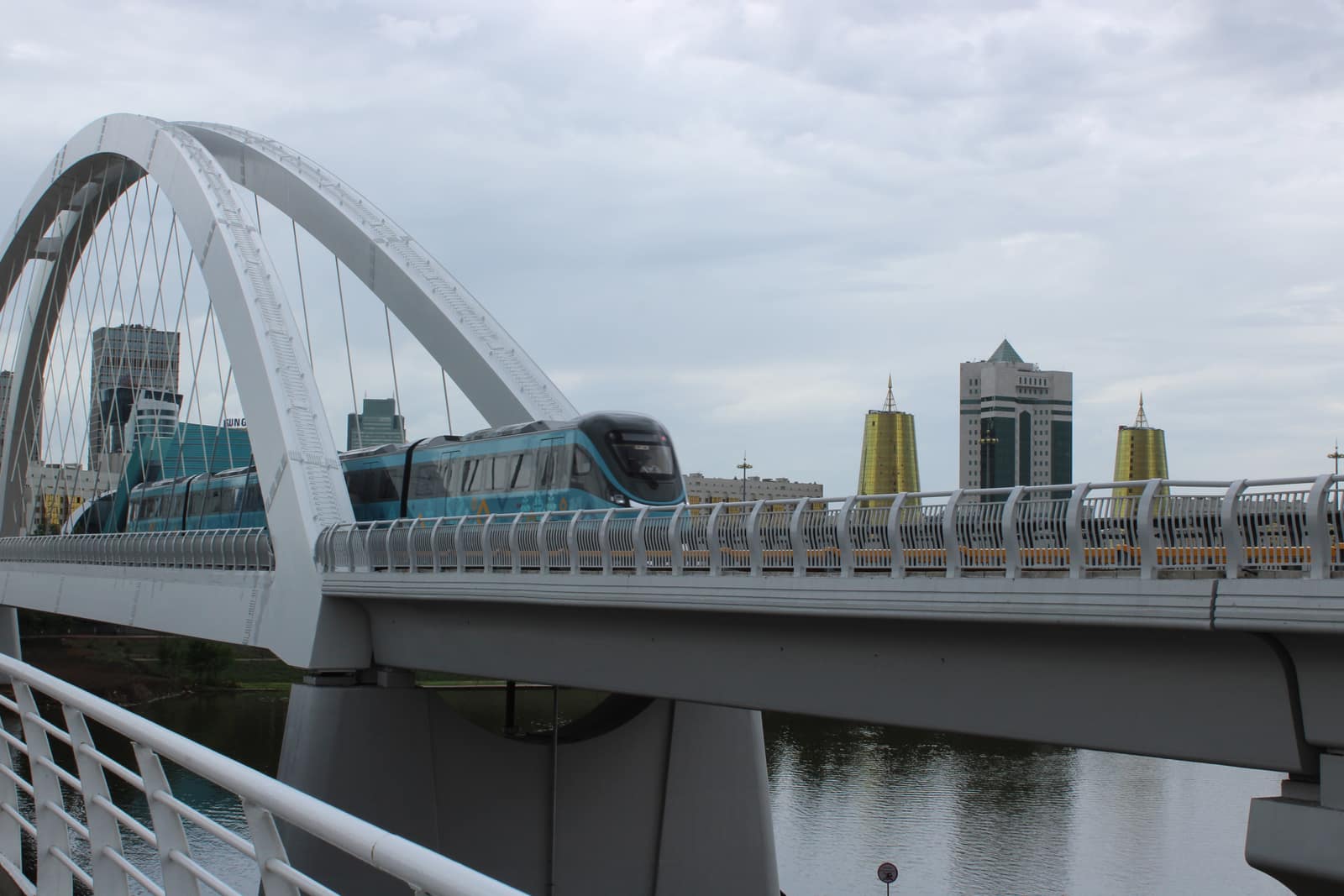 Treno della LRT di Astana sul ponte Syganak