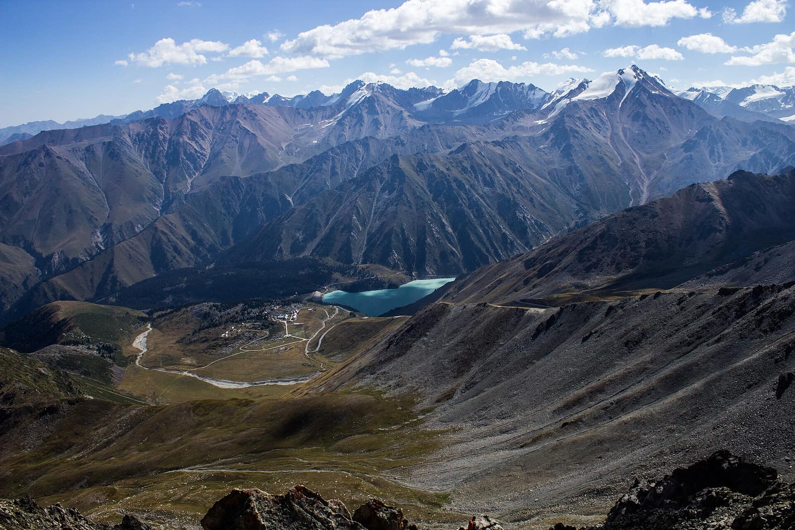 阿拉木图上方的外伊犁阿拉套雪峰与大阿拉木图湖