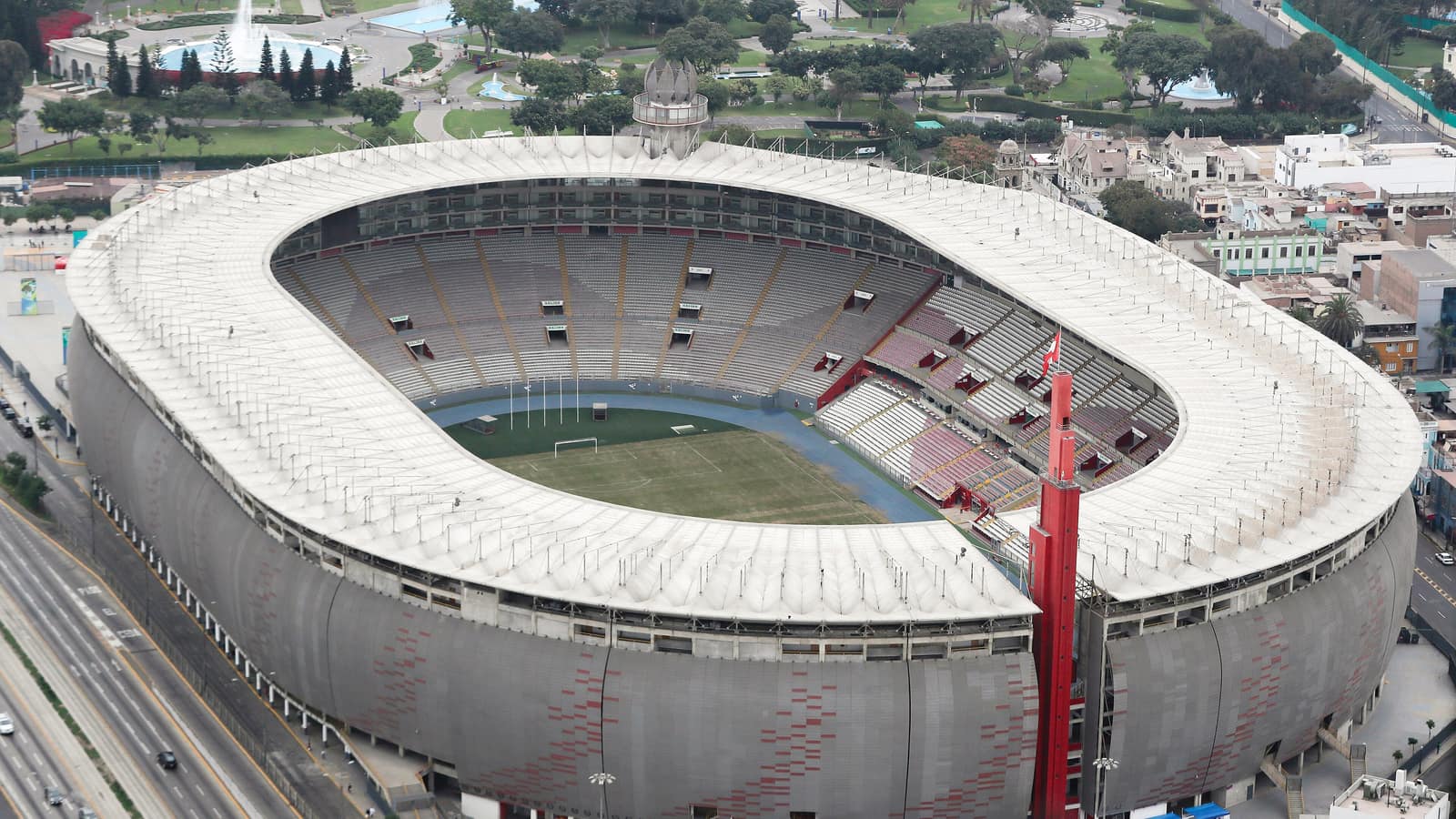 Вид сверху на Estadio Nacional в центре Лимы, Перу