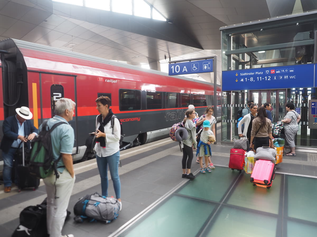 OBB Railjet and REX trains, which run between the airport and Wien Hauptbahnhof